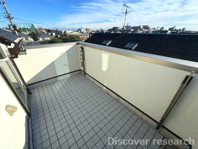 杉並区今川４丁目 中古戸建のバルコニー|【3階バルコニー】
南側のバルコニーです。洗濯物を干すことができ、陽当たり・通風良好のためすぐに乾きそうです。