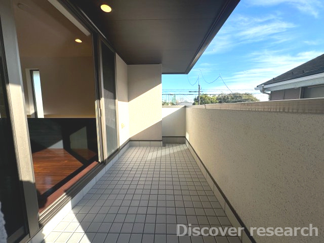 杉並区今川４丁目 中古戸建のバルコニー|【2階バルコニー】
リビングに面したバルコニーです。クッション性のあるタイルになっています。