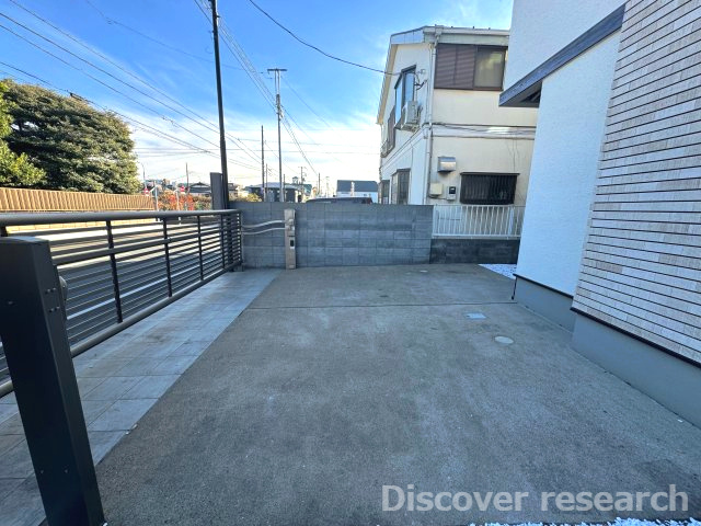 杉並区今川４丁目 中古戸建の駐車場|【駐車場】
右奥に進むとカーポートがあり１台駐車可能です。コンクリート部分には２台駐車可能で、並列で駐車できます。