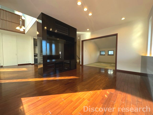 杉並区今川４丁目 中古戸建の居間・リビング|【LDK（約28.0帖）】