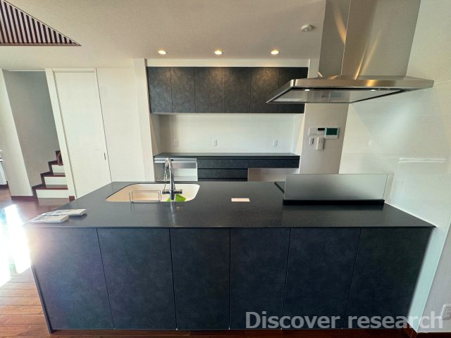 杉並区今川４丁目 中古戸建のキッチン|【キッチン】
オープンキッチンのため解放感のあるキッチンです。
平らな部分が広くお料理がしやすくはかどりそうです。