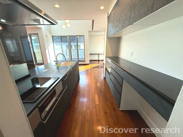 杉並区今川４丁目 中古戸建のキッチン|【キッチン】
食洗機があるので家事がはかどりそうです。収納スペースが多くキッチンを綺麗に保っておくことができそうです。