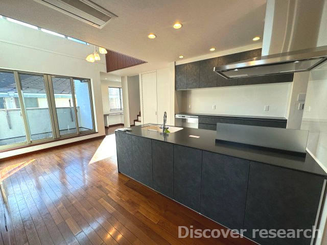 杉並区今川４丁目 中古戸建のキッチン|【キッチン】
すぐそばに窓があり換気も十分にできます。
吹き抜けになっているため解放感のあるキッチンです！