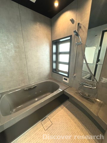 杉並区今川４丁目 中古戸建の浴室|【浴室】
落ち着きのある色合いでゆっくりくつろげそうです。
窓もあり換気することができます。