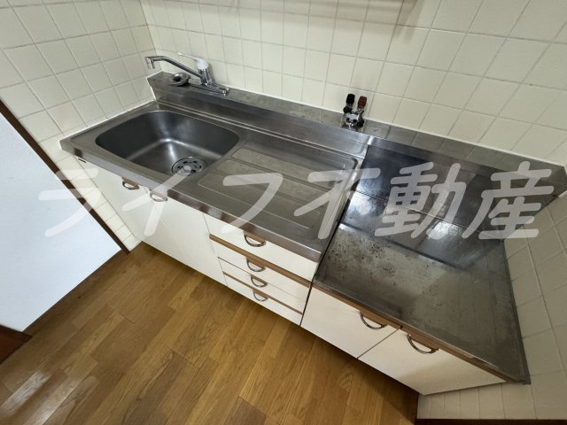 メゾンド中新開のキッチン|コンパクトなキッチンで掃除もラクラク