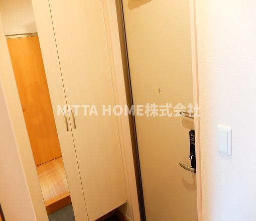 ヴェルデール・ヴィラ の玄関|鏡付きのシューズボックス付き◇