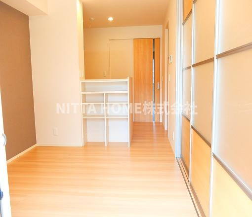 ヴェルデール・ヴィラ の居間・リビング|キッチン前の飾り棚もお洒落ですね＊