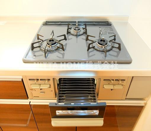 ヴェルデール・ヴィラ のキッチン|３口コンロ＆グリル付きでお料理も捗ります♪