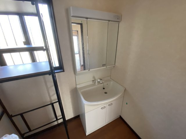 構3丁目貸家の洗面所