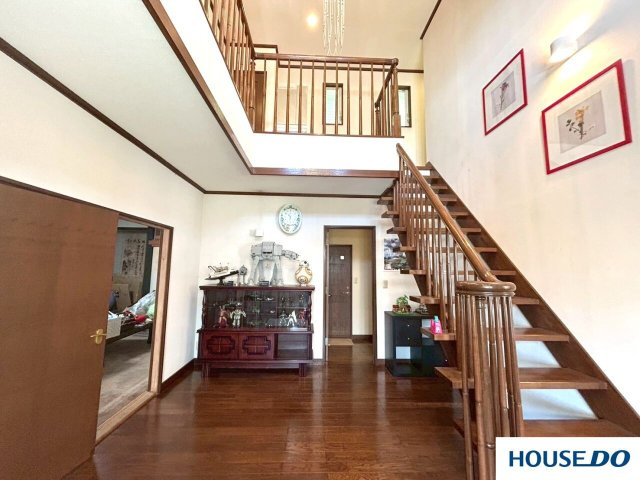 中古戸建　足利市粟谷町の玄関|玄関を開けた時のこの広さ！！解放感！！
吹き抜けなのもあって光の入り方が違いますよね～
お部屋並みの広さです！