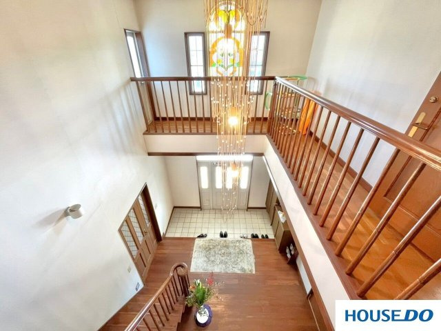 中古戸建　足利市粟谷町の玄関|２階からみた玄関です。
外から入る光とシャンデリアがマッチしていて美しい♪
もう全てがオシャレ(^^♪