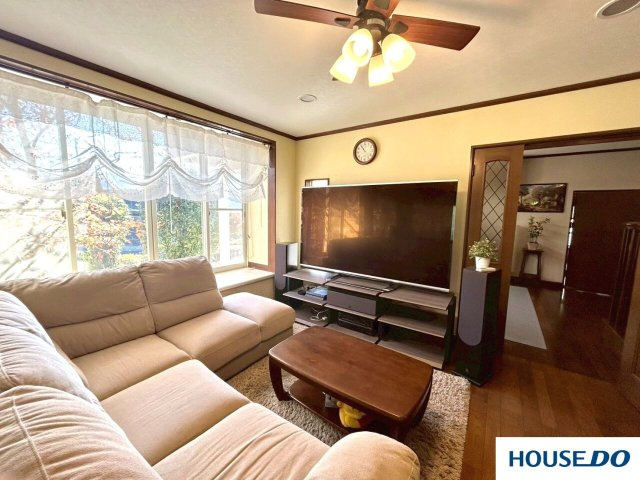 中古戸建　足利市粟谷町の居間・リビング|なんと言ってもこの窓の大きさ！
日差しの入り方が全然違いますね！
TV見ながらポカポカ(^^♪眠くなりそう～