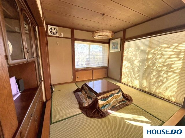中古戸建　足利市粟谷町の和室|ここの和室部分だけ一段高くなってるんです！
しかも掘りごたつなんですよ♪
日向ぼっこしながら、ここでずっとゴロゴロしてたいな～