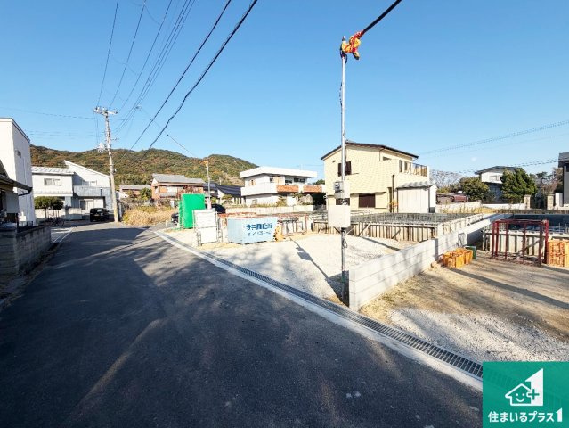 洲本市宇原　新築一戸建ての外観|周辺は落ち着いた街並みの住宅地！子育てがしやすい住環境です！まだ未完成ですが、現地でしかわからない事もございます。是非一度ご覧ください。
