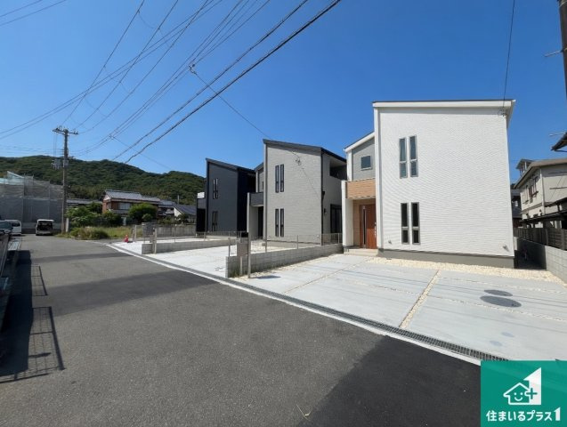 洲本市宇原　新築一戸建ての前面道路含む現地写真|周辺は閑静な住宅街！前面道路広々で車の出し入れも便利です。駐車が苦手な方でも安心して車庫入れできます！