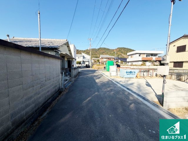 洲本市宇原　新築一戸建ての前面道路含む現地写真|周辺は落ち着いた街並みの住宅地！子育てがしやすい住環境です！まだ未完成ですが、現地でしかわからない事もございます。是非一度ご覧ください。