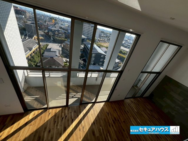 エルグランデ刈谷駅東のその他|【ロフトから見たリビング】
◆大きな窓から採光を取り入れ、景色も良好です♪