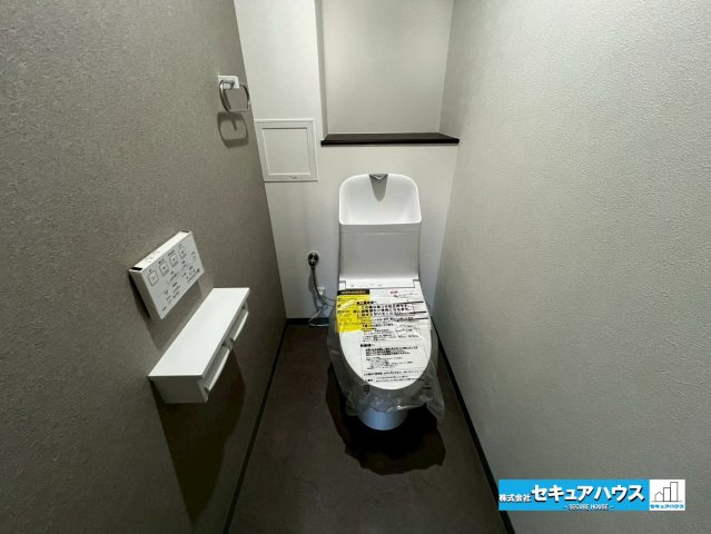 エルグランデ刈谷駅東のトイレ|【高機能トイレ】
◆高機能トイレの多くは便器のフタの開閉が自動であり、使用後に手動で水を流す面倒もなく非常に便利です。スタイリッシュな見た目で、お掃除しやすく、節水効果が高いです。　　　　　　　　　　