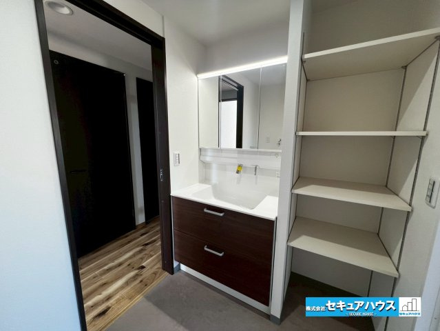 エルグランデ刈谷駅東の独立洗面台|【洗面台】
◆鏡の裏にはたっぷりと収納スペースを標準装備！
◆洗面台横に棚が設置されているため、タオルやパジャマなどの着替えを置くことが出来ます。
◆電源を付属しているのでドライヤーなど利用できます。