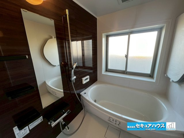 エルグランデ刈谷駅東の浴室|【浴室】
◆アクセントパネルで落ち着きのある雰囲気を演出します。毎日の疲れを癒やすバスタイムをお楽しみ下さい！
◆窓付きで、カビの繁殖を抑える効果があります。
◆追い炊き機能を備えたオートバスです。