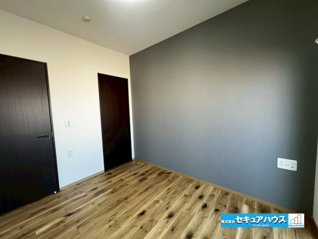 エルグランデ刈谷駅東の洋室|【洋室5帖】
◆広々とした居住空間は日々の暮らしを彩り、心のやすらぎと満足感を与えてくれます。通風と採光を考慮した設計は子供たちはのびのび育ち、家族でくつろぎと団らんを生み出します。