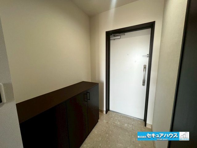 エルグランデ刈谷駅東の玄関|【玄関】
◆玄関には、収納力のあるシューズボックスがございます。玄関まわりがすっきり片付きます。　
◆シューズボックス上に写真や好きな小物を飾ることもできます。