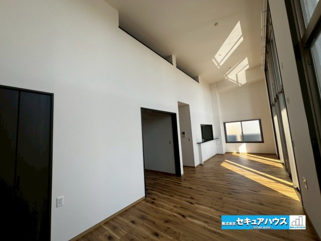 エルグランデ刈谷駅東の居間・リビング|【LDK19.5帖】
◆家族揃ってリビングで過ごすお休みの日が、楽しみになる場所となることでしょう。
◆対面式のオープンキッチンは、家事をしながら家族の様子が一目でわかる安心＆便利設備♪　　　　　　　