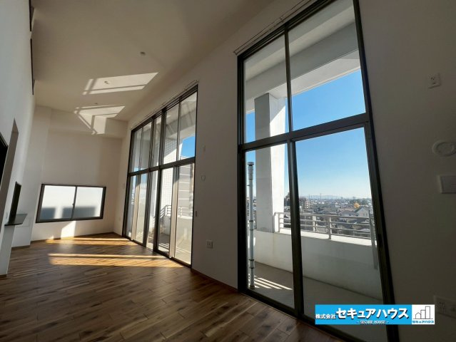 エルグランデ刈谷駅東の居間・リビング|【LDK19.5帖　別角度】
◆日当たりが良く温かい広々リビングは家族の団らんスペースになります。
◆天井が高く開放感のある設計です。
◆ロフトと繋がっているためロフトで遊ぶ子供たちの声が聞こえます♪