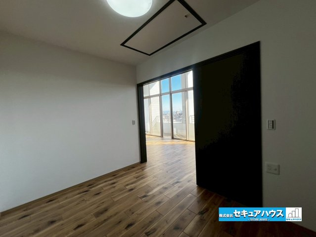 エルグランデ刈谷駅東の洋室|【洋室5.1帖】
◆リビングからつながる洋室にはロフト付きです♪
◆クローゼットも完備しているため収納豊富です。
◆扉を開ければ南向きのリビングから光が差し込みます。　　　　　　　　　　　　　　　　　