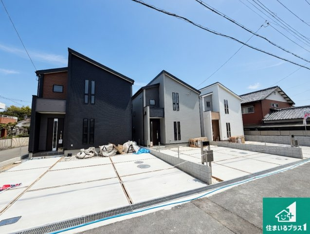 洲本市宇原　新築一戸建ての外観|周辺は落ち着いた街並みの住宅地！子育てがしやすい住環境です！まだ未完成ですが、現地でしかわからない事もございます。是非一度ご覧ください。