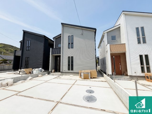 洲本市宇原　新築一戸建ての外観|周辺は落ち着いた街並みの住宅地！子育てがしやすい住環境です！まだ未完成ですが、現地でしかわからない事もございます。是非一度ご覧ください。