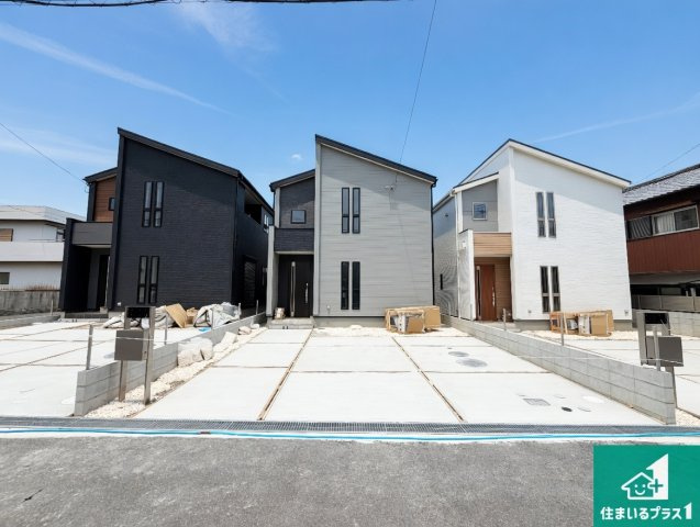 洲本市宇原　新築一戸建ての外観|周辺は落ち着いた街並みの住宅地！子育てがしやすい住環境です！まだ未完成ですが、現地でしかわからない事もございます。是非一度ご覧ください。