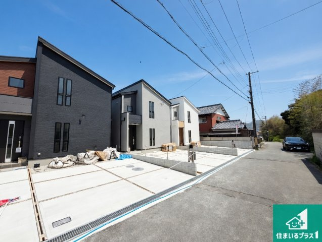 洲本市宇原　新築一戸建ての前面道路含む現地写真|周辺は落ち着いた街並みの住宅地！子育てがしやすい住環境です！まだ未完成ですが、現地でしかわからない事もございます。是非一度ご覧ください。