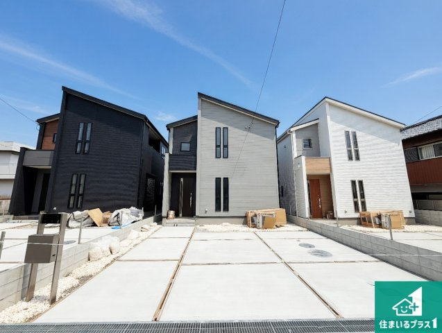 洲本市宇原　新築一戸建ての外観|周辺は落ち着いた街並みの住宅地！子育てがしやすい住環境です！まだ未完成ですが、現地でしかわからない事もございます。是非一度ご覧ください。