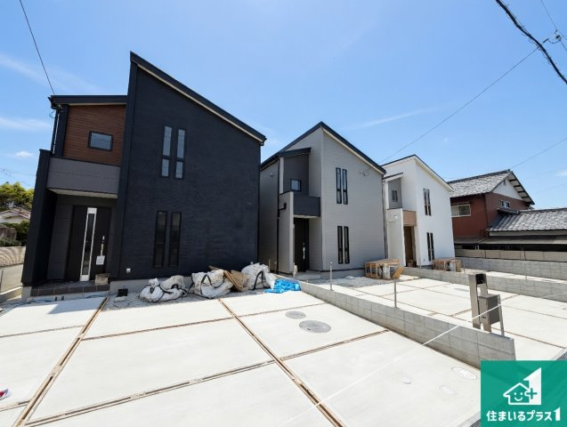 洲本市宇原　新築一戸建ての外観|周辺は落ち着いた街並みの住宅地！子育てがしやすい住環境です！まだ未完成ですが、現地でしかわからない事もございます。是非一度ご覧ください。
