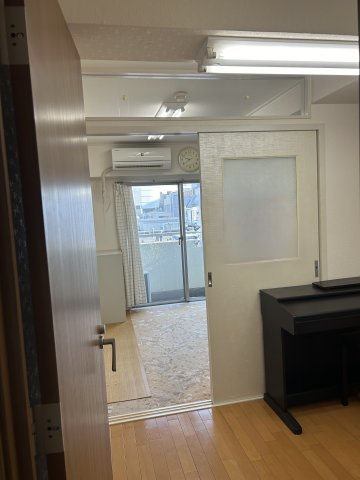 横浜市神奈川区鶴屋町２丁目の店舗事務所の居間・リビング