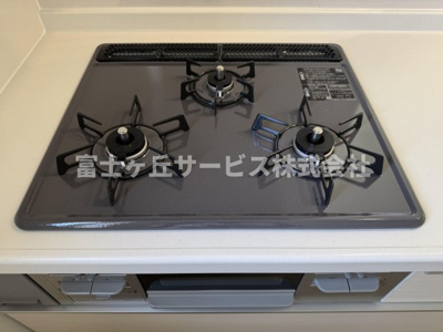 【その他】 | 島田市野田 新築一戸建て B号棟 | 3口コンロがあります