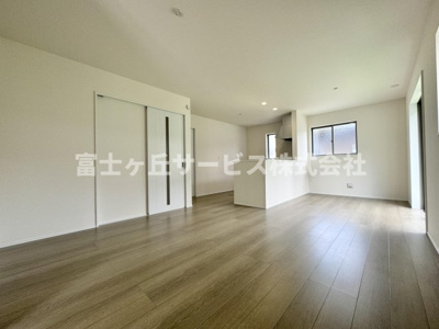 【居間・リビング】 | 島田市野田 新築一戸建て B号棟 | リビングダイニングです