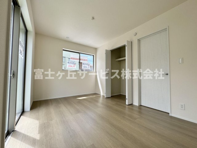 【洋室】 | 島田市野田 新築一戸建て B号棟 | リビングの隣にある洋室です