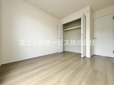 【洋室】 | 島田市野田 新築一戸建て B号棟 | バルコニーに面した洋室です