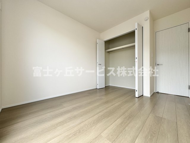 【洋室】 | 島田市野田 新築一戸建て B号棟 | バルコニーに面した洋室です
