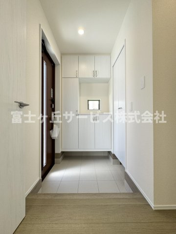 【玄関】 | 島田市野田 新築一戸建て B号棟 | 収納もある玄関です