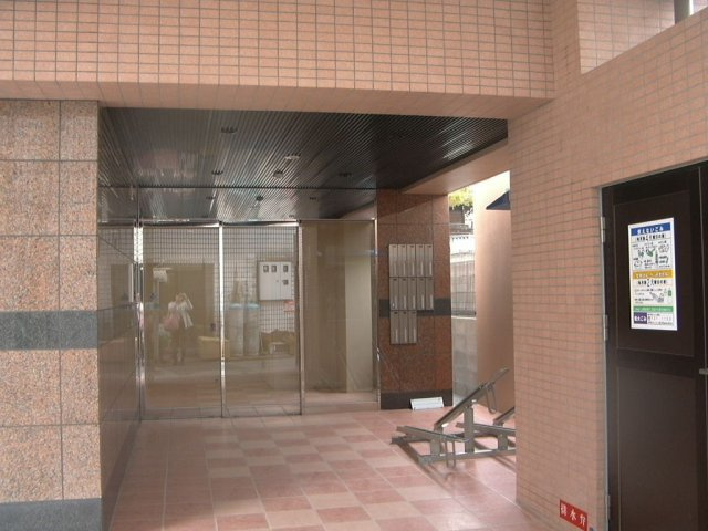 サンセット今川のエントランス