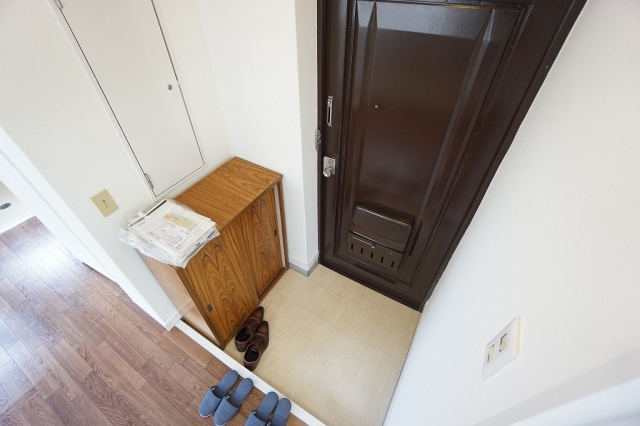 増宮マンションの玄関