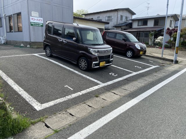 秋田市新屋松美ガ丘北町のアパートの駐車場
