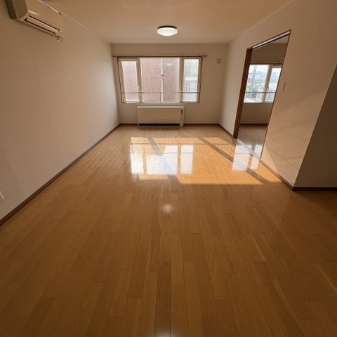 イーストＳＴビルの居間・リビング