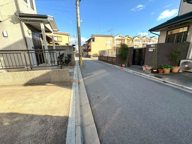 ２０２５年１１月リフォーム完了◆南向き４ＬＤＫ◆全居室６帖以上◆収納豊富◆南区吉祥院這登東町の前面道路含む現地写真|前道