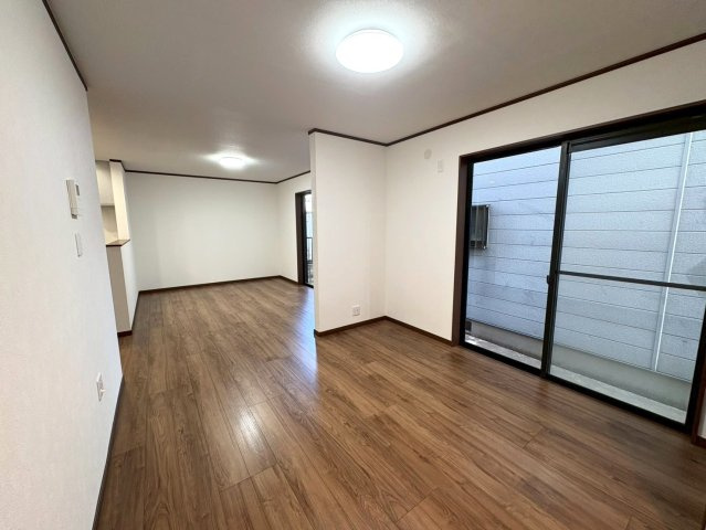 ２０２５年１１月リフォーム完了◆南向き４ＬＤＫ◆全居室６帖以上◆収納豊富◆南区吉祥院這登東町の居間・リビング|リビング