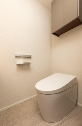 【トイレ】 | クレストフォルム蓮根城北公園 | 清潔な空間であって頂けますように、汚れをふき取り易いフロアと壁紙をチョイス致しました。