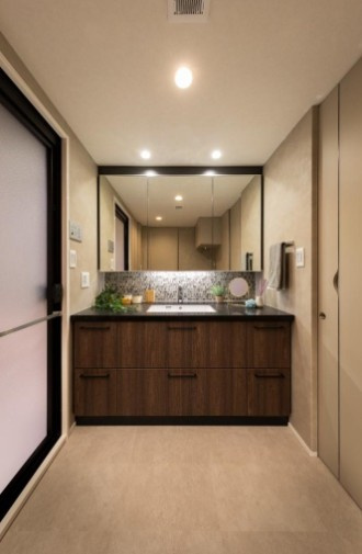 【独立洗面台】 | クレストフォルム蓮根城北公園 | 身だしなみチェックや歯磨きなど、朝の慌ただしい時間でも余裕とゆとりを感じられる。